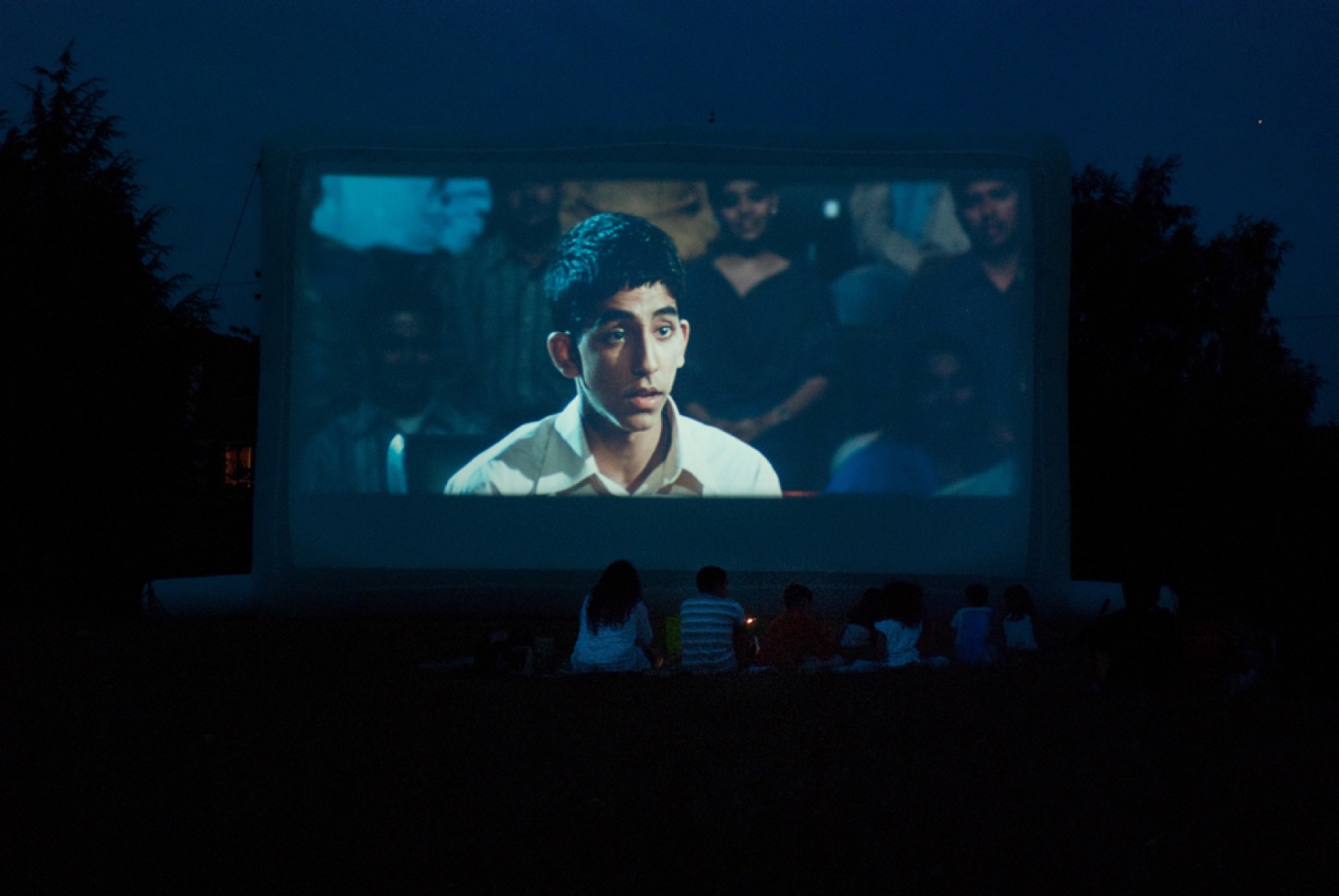 Sesión de cine al aire libre en una pantalla gigante hinchable Hallucine