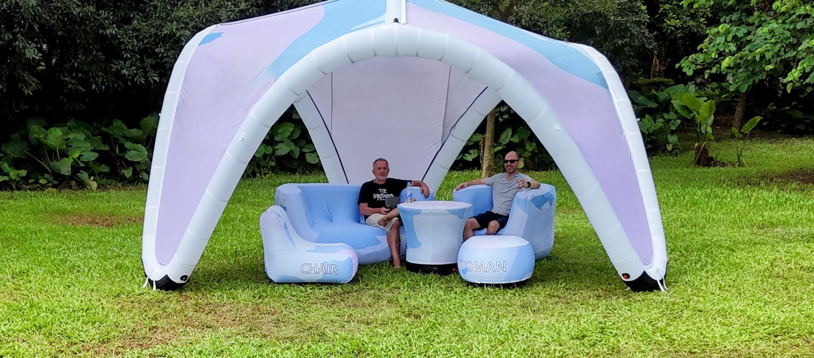 Carpa hinchable «Hallucine» y mobiliario hinchable instalados al aire libre sobre un césped